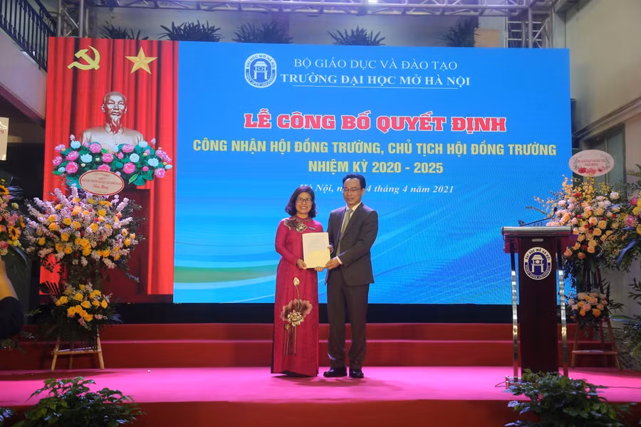 Thứ trưởng Hoàng Minh Sơn trao quyết định công nhận Chủ tịch Hội đồng trường cho PGS.TS Nguyễn Mai Hương