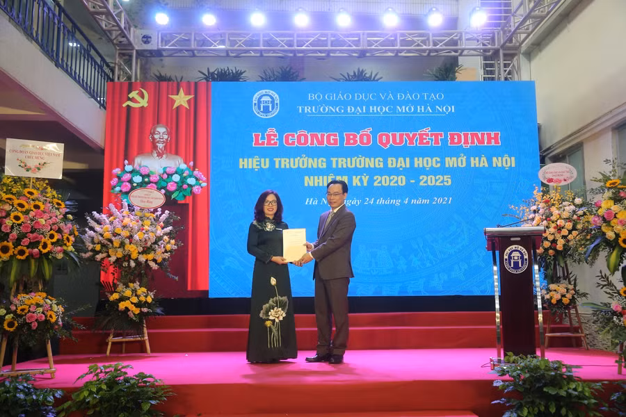 Thứ trưởng Hoàng Minh Sơn trao quyết định công nhận Hiệu trưởng cho PGS.TS Nguyễn Thị Nhung