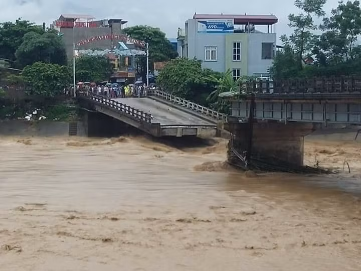 Lũ làm sập 1 mố và 2 nhịp cầu ngòi Thia.