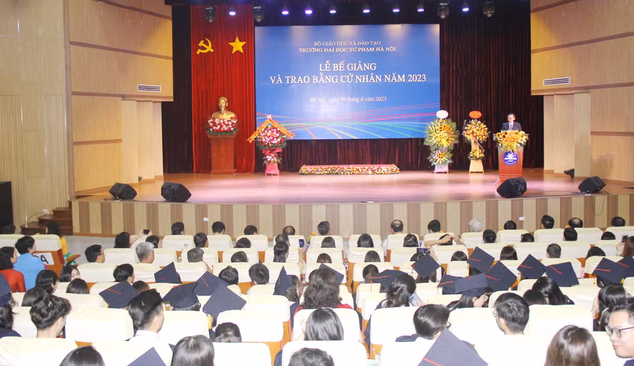 Toàn cảnh Lễ bế giảng và trao bằng cử nhân năm 2023 của Trường ĐH Sư phạm Hà Nội.