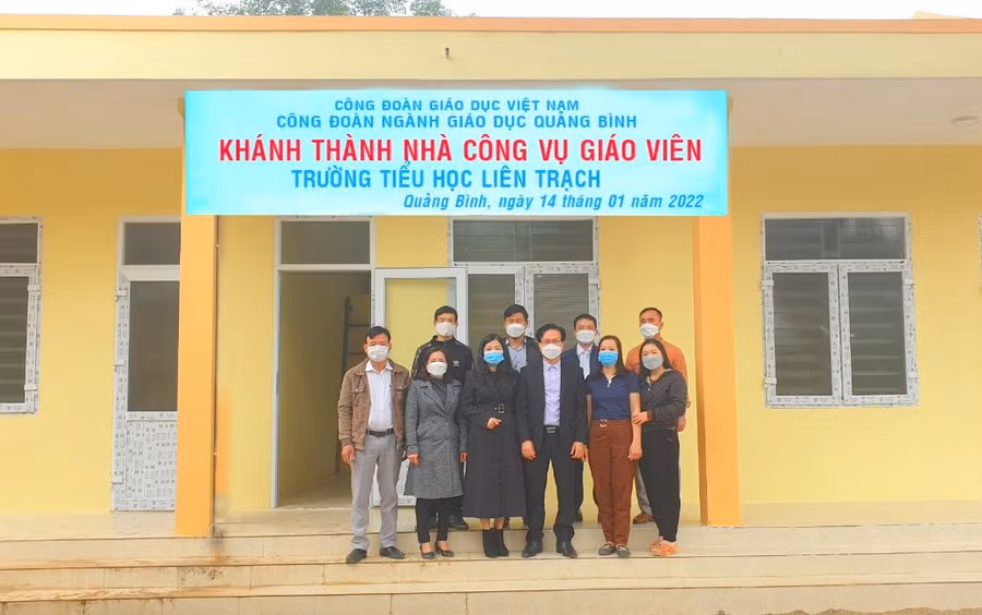 Công đoàn giáo dục Việt Nam và Công đoàn giáo dục Quảng Bình khánh thành nhà công vụ giáo viên.