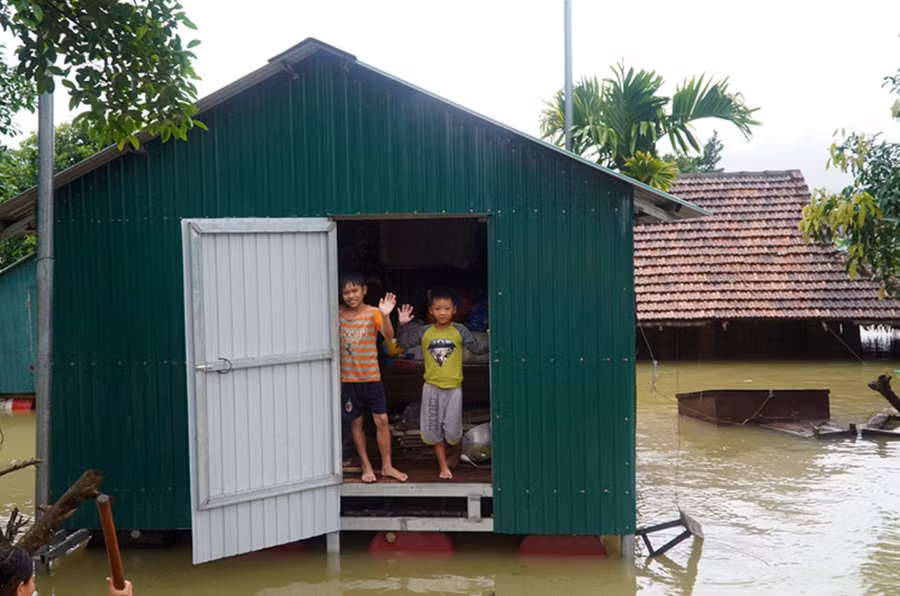 Những mô hình nhà nổi hiện có tại Tân Hóa giúp nhân dân địa phương đảm bảo cuộc sống mùa mưa lũ..(Ảnh: Báo QB). Những mô hình nhà nổi hiện có tại Tân Hóa giúp nhân dân địa phương đảm bảo cuộc sống mùa mưa lũ..(Ảnh: Báo QB).