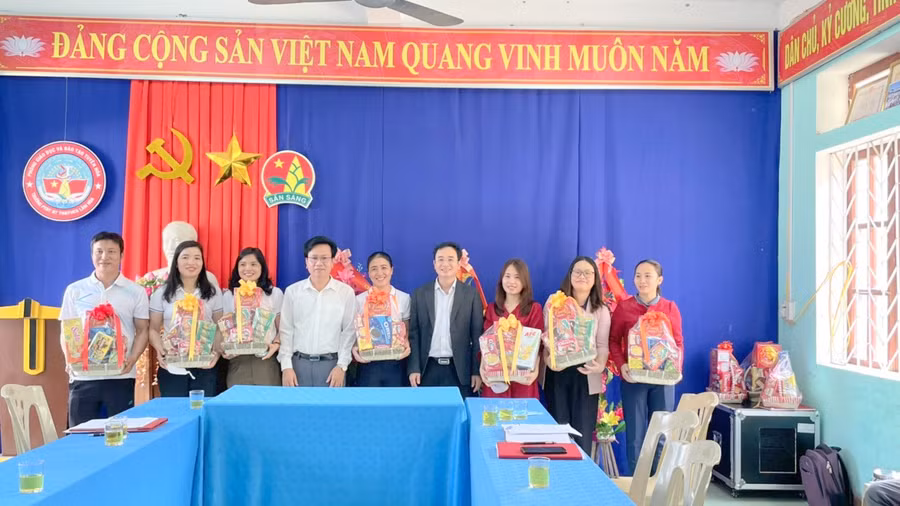 Lãnh đạo Sở GD&ĐT và Công đoàn ngành thăm hỏi, động viên các nhà giáo khó khăn.