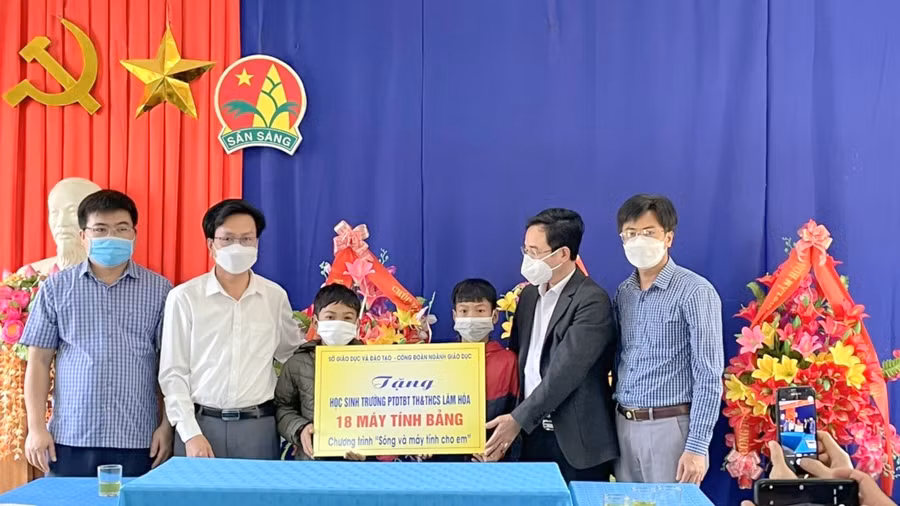 Công đoàn giáo dục và Sở GD&amp;ĐT tặng máy tính bảng cho học sinh miền núi.