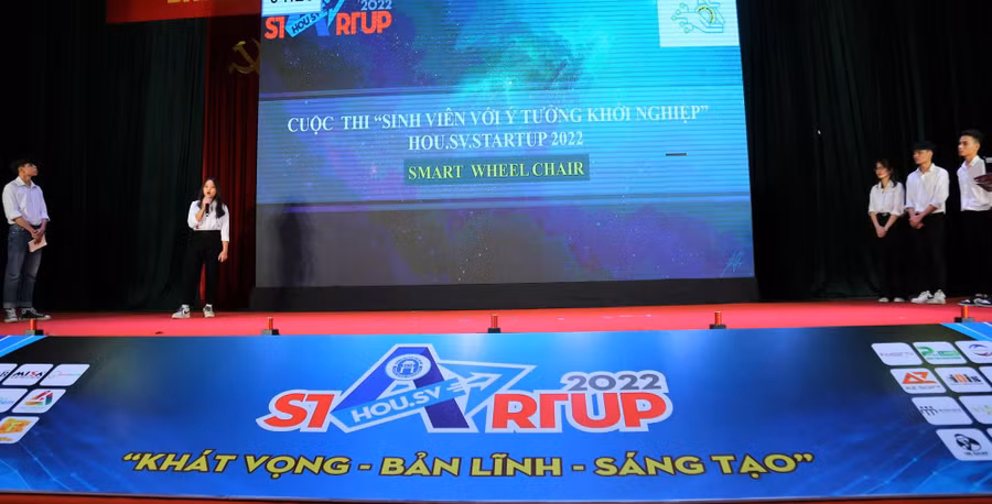 Nhóm tác giải ý tưởng dự án "Smart wheel chair" thuyết trình trước Hội đồng giám khảo. Nhóm tác giải ý tưởng dự án "Smart wheel chair" thuyết trình trước Hội đồng giám khảo.