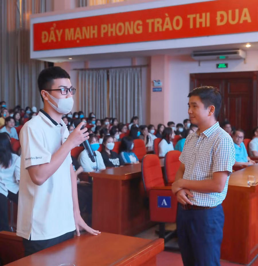 Sinh viên Trường ĐH Thuỷ lợi tương tác trực tiếp với giảng viên trong tuần sinh hoạt công dân.
