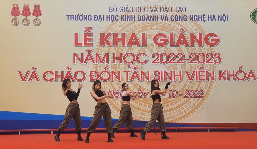 Lễ khai giảng có nhiều tiết mục văn hóa, văn nghệ đặc sắc do các nghệ sĩ chuyên nghiệp và sinh viên biểu diễn.
