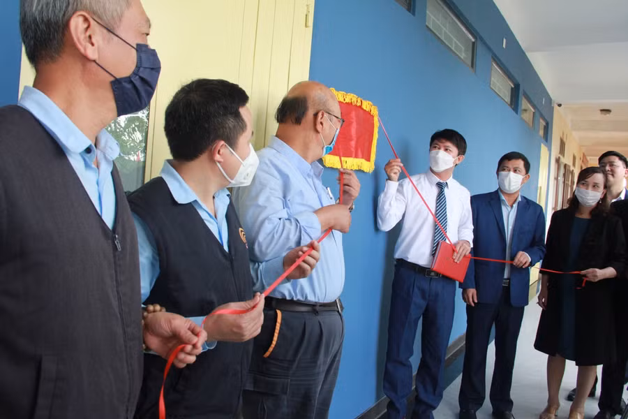 Phó Chủ tịch UBND tỉnh Lê Ngọc Châu cùng các đại biểu kéo băng khánh thành phòng học máy tính tại trường Tiểu học Kỳ Liên.