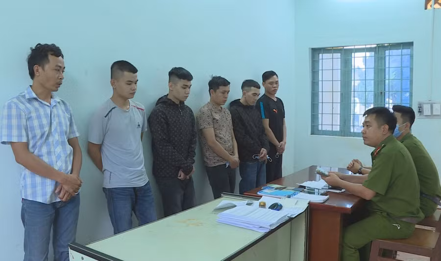 Các đối tượng trong băng nhóm cho vay nặng lãi tại cơ quan Công an.