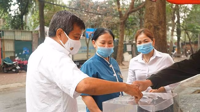 Biết được thông tin, nhiều người dân tới bỏ tiền vào thùng từ thiện giúp trẻ em nghèo Hà Giang hưởng ứng lời kêu gọi của ông Đoàn Ngọc Hải.
