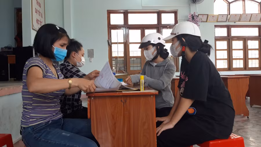 Các em học sinh tại Kon Tum đến trường nộp hồ sơ tuyển sinh vào lớp 10.
