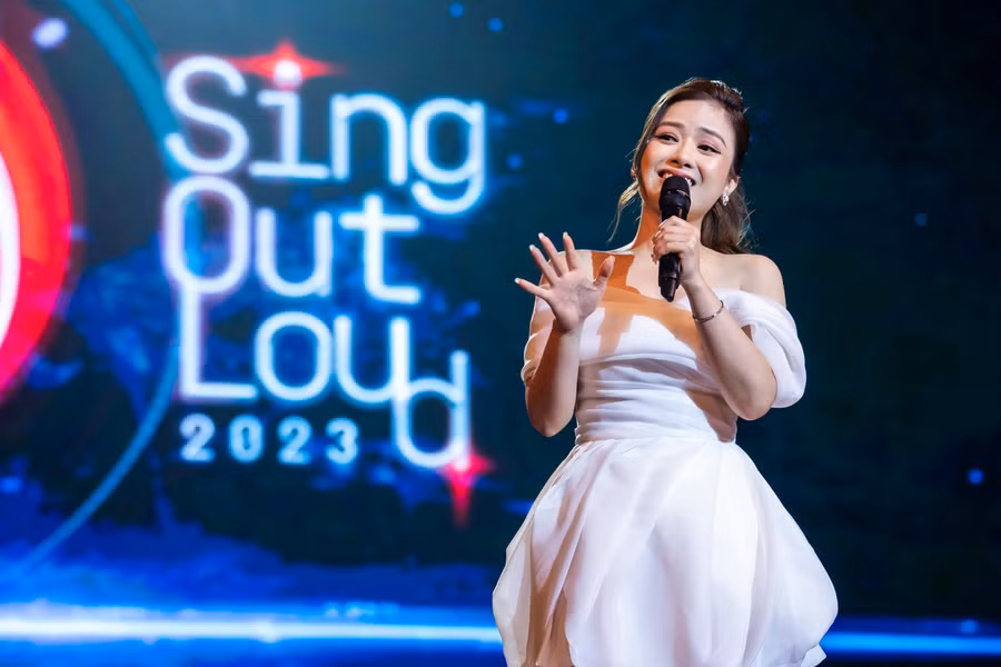 Ca sĩ Dương Hoàng Yến là một trong 4 giám khảo của Vòng Chung kết Sing Out Loud 2023. Ca sĩ Dương Hoàng Yến là một trong 4 giám khảo của Vòng Chung kết Sing Out Loud 2023.