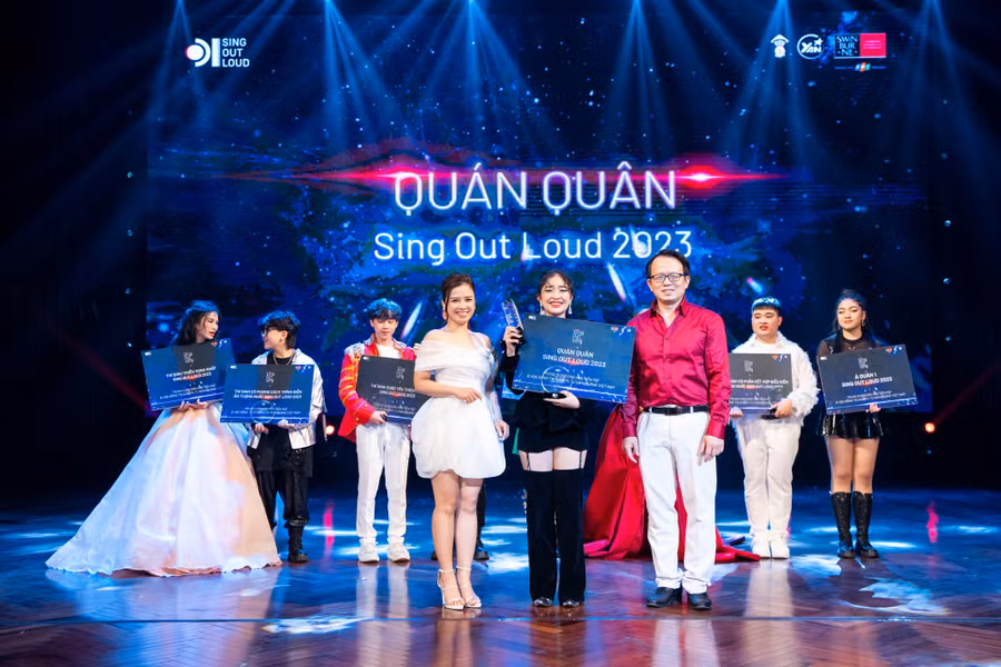 Khép lại đêm chung kết, Trịnh Nguyễn Hồng Minh - học sinh trường THCS và THPT Nguyễn Khuyến (Đà Nẵng) đã chinh phục hoàn toàn Ban Giám Khảo và khán giả để trở thành Quán Quân Sing Out Loud mùa hai. Khép lại đêm chung kết, Trịnh Nguyễn Hồng Minh - học sinh trường THCS và THPT Nguyễn Khuyến (Đà Nẵng) đã chinh phục hoàn toàn Ban Giám Khảo và khán giả để trở thành Quán Quân Sing Out Loud mùa hai.