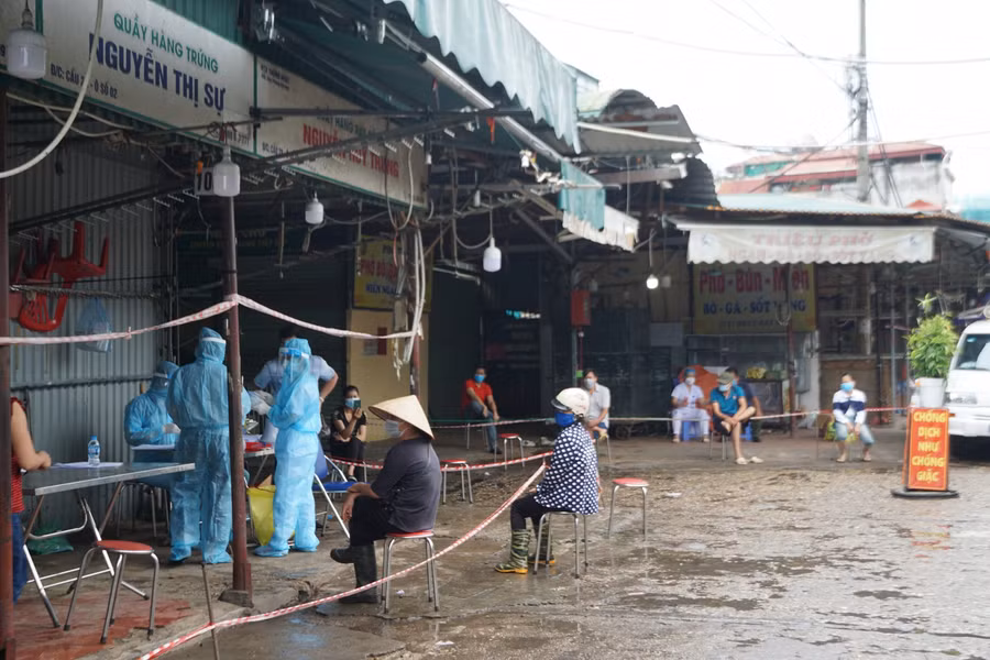 Trong sáng ngày hôm nay 200 tiểu thương đã có mặt để bắt đầu test Covid-19.