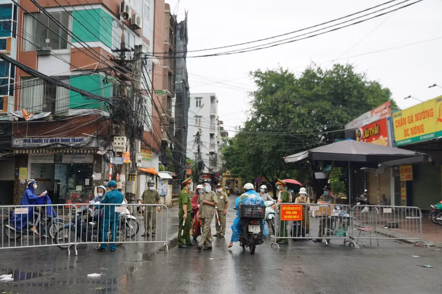 Trong sáng ngày hôm nay, lối đi vào chợ Phùng Khoang đã được lực lượng chức năng lập rào barie để kiểm tra giấy đi đường của những người đi vào trong khu vực.