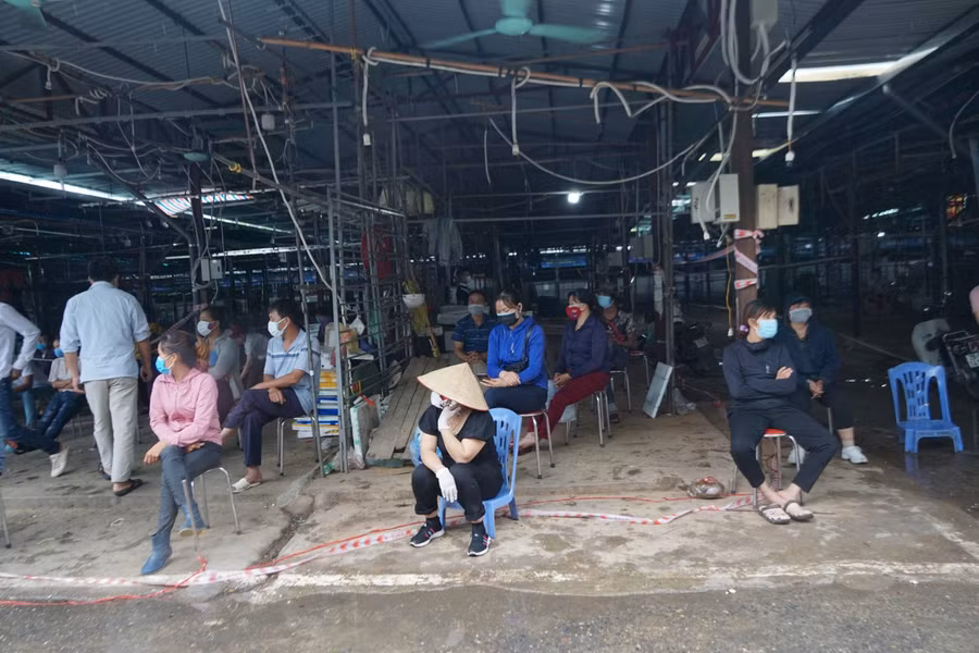 Hình ảnh tiểu thương chợ Phùng Khoang (Hà Nội) đội mưa chờ xét nghiệm Covid-19 ảnh 4