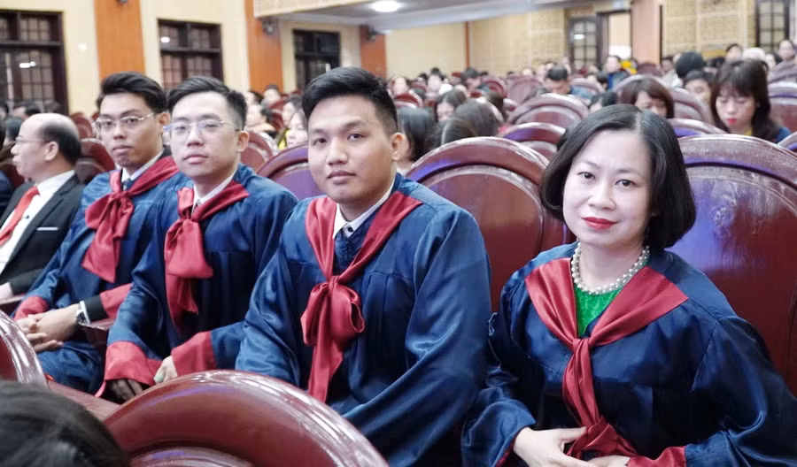Niềm vui của các học viên trong ngày nhận bằng tốt nghiệp.