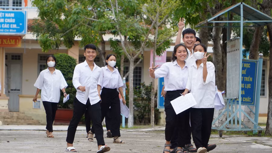 Thí sinh Kon Tum rạng ngời, phấn khởi hoàn thành kỳ thi quan trọng. Thí sinh Kon Tum rạng ngời, phấn khởi hoàn thành kỳ thi quan trọng.