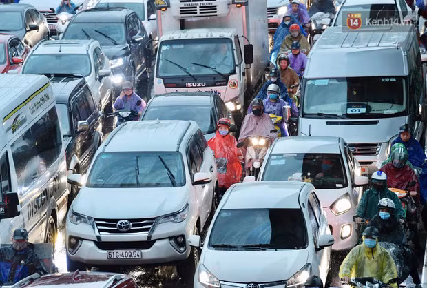 Những chiếc xe máy len lỏi trong các hàng dài ô tô để thoát khỏi đoạn đường ùn tắc. Ảnh: Phương Thảo