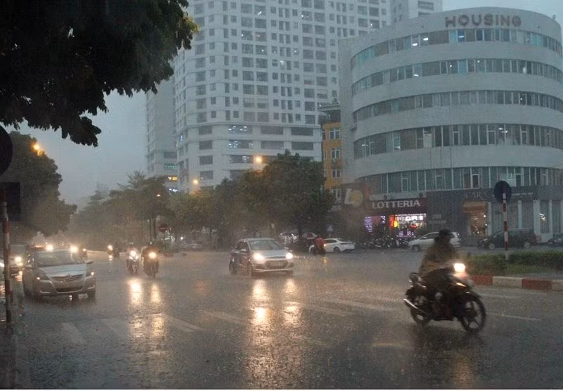 Trời tối, mưa lớn khiến việc lưu thông của các phương tiện trở nên khó khăn.