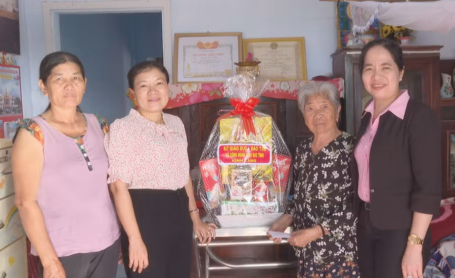 Lãnh đạo Sở GD&amp;ĐT tỉnh Trà Vinh thăm, tặng quà Mẹ Việt Nam Anh hùng Võ Thị Cấn.