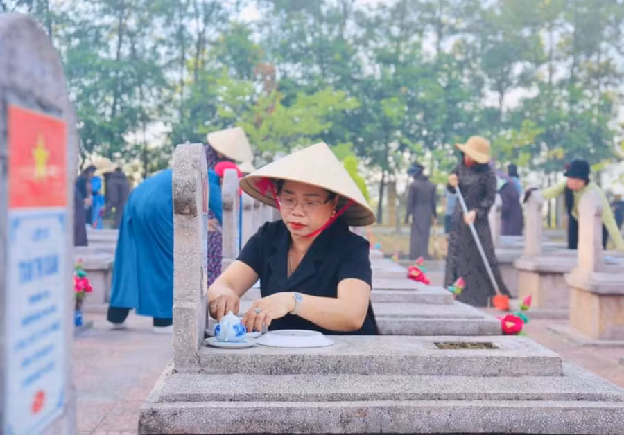 Hơn 900 cán bộ, giáo viên huyện Thạch Hà (Hà Tĩnh) tổng dọn vệ sinh tại nghĩa trang liệt sĩ trên địa bàn.