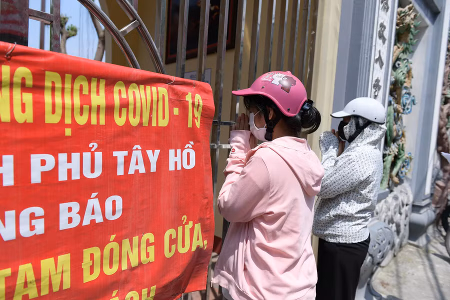 Người dân đứng ngoài cổng đình chùa vái vọng, cầu an dưới cái nóng 40 độ C ảnh 8