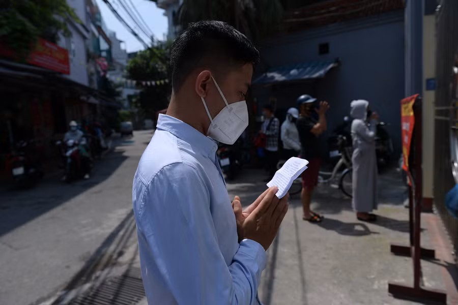 Được biết ngay tại khu vực cổng Phủ Tây Hồ được lắp đặt hệ thống camera, khi tụ tập trên 10 người, phường sẽ yêu cầu lực lượng chức năng tiến hành giải tán đám đông để đảm bảo công tác phòng chống dịch được an toàn.