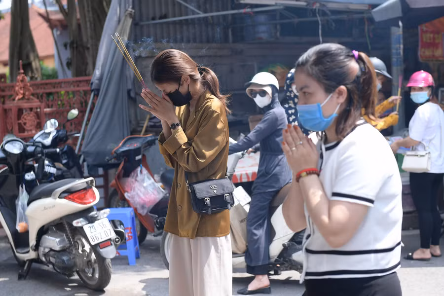 Mọi người đều đứng cách xa nhau.