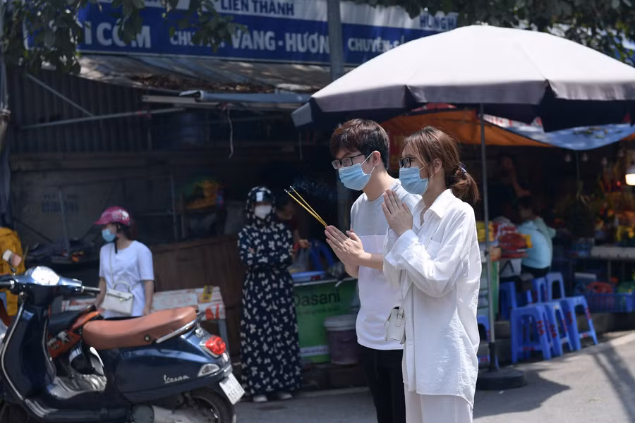 Người dân đứng ngoài cổng đình chùa vái vọng, cầu an dưới cái nóng 40 độ C ảnh 5