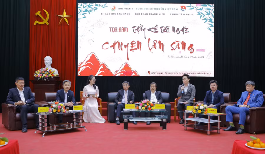 Tọa đàm “Thầy kể trò nghe chuyện lâm sàng” do Học viện Y – Dược học cổ truyền Việt Nam tổ chức. Tọa đàm “Thầy kể trò nghe chuyện lâm sàng” do Học viện Y – Dược học cổ truyền Việt Nam tổ chức.