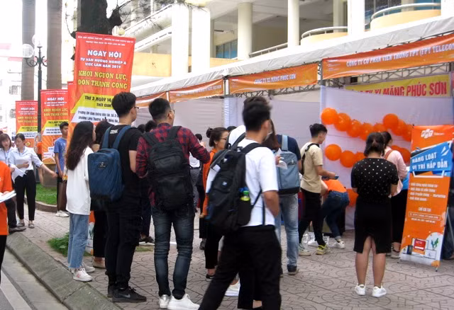 Các doanh nghiệp tuyển dụng và tư vấn trực tiếp SV Các doanh nghiệp tuyển dụng và tư vấn trực tiếp SV