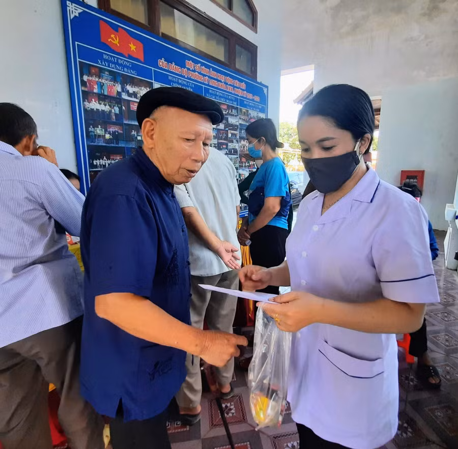 Kết thúc buổi khám, Đoàn đã tổ chức cấp phát thuốc miễn phí cho nhân dân. Toàn bộ số thuốc được cấp phát miễn phí trong buổi khám được do công ty TNHH Gang thép Hưng Nghiệp Formosa Hà Tĩnh tài trợ với tổng kinh phí gần 20 triệu đồng. Kết thúc buổi khám, Đoàn đã tổ chức cấp phát thuốc miễn phí cho nhân dân. Toàn bộ số thuốc được cấp phát miễn phí trong buổi khám được do công ty TNHH Gang thép Hưng Nghiệp Formosa Hà Tĩnh tài trợ với tổng kinh phí gần 20 triệu đồng.