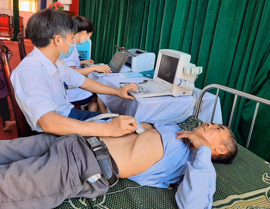 Qua thăm khám, các bác sỹ đã kịp thời phát hiện và tư vấn cách phòng và điều trị một số nhóm bệnh chủ yếu mà người dân thường gặp, đó là: tăng huyết áp, bệnh lý dạ dày, bệnh lý tim mạch, bệnh về mắt…. Qua thăm khám, các bác sỹ đã kịp thời phát hiện và tư vấn cách phòng và điều trị một số nhóm bệnh chủ yếu mà người dân thường gặp, đó là: tăng huyết áp, bệnh lý dạ dày, bệnh lý tim mạch, bệnh về mắt….