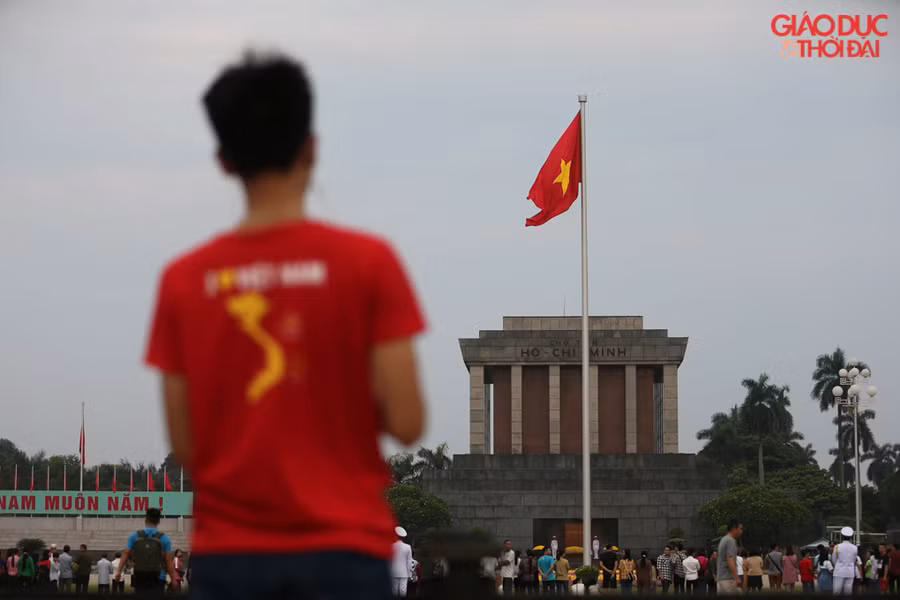 Nhiều người chọn cho mình chiếc áo có hình Tổ quốc để thể hiện tinh thần 2/9.