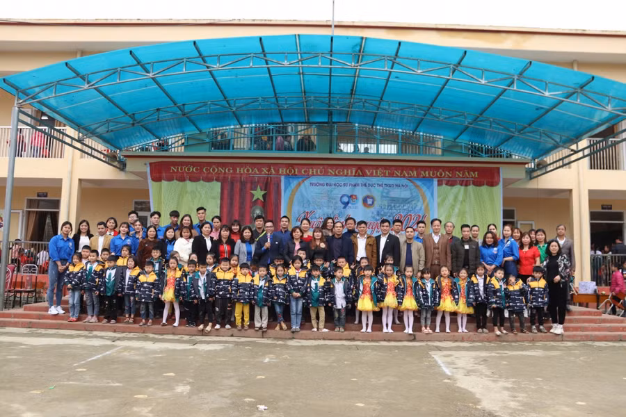 Đoàn công tác chụp ảnh lưu niệm với thầy và trò Trường Tiểu học và THCS Tân Nguyên.