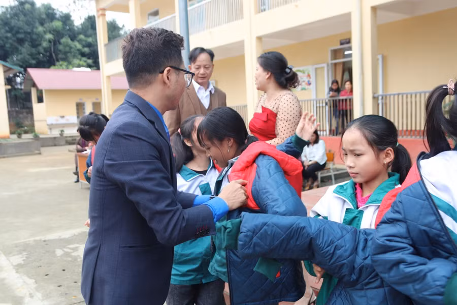 Đại biện đoàn thiện nguyện Trường Đại học Sư phạm TDTT Hà Nội trao tặng 10 suất quà cho các gia đình chính sách khó khăn
