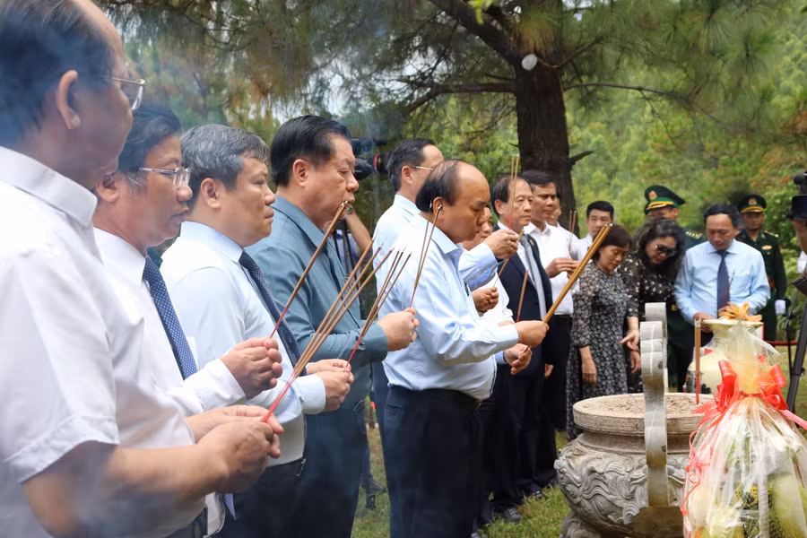 Chủ tịch nước Nguyễn Xuân Phúc dâng hương tại khu mộ Đại tướng Võ Nguyên Giáp.