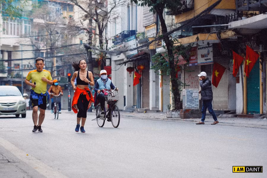 Những con đường vắng vẻ người qua lại, mang đến cho mỗi người cảm giác thảnh thơi xen chút lạ lẫm.