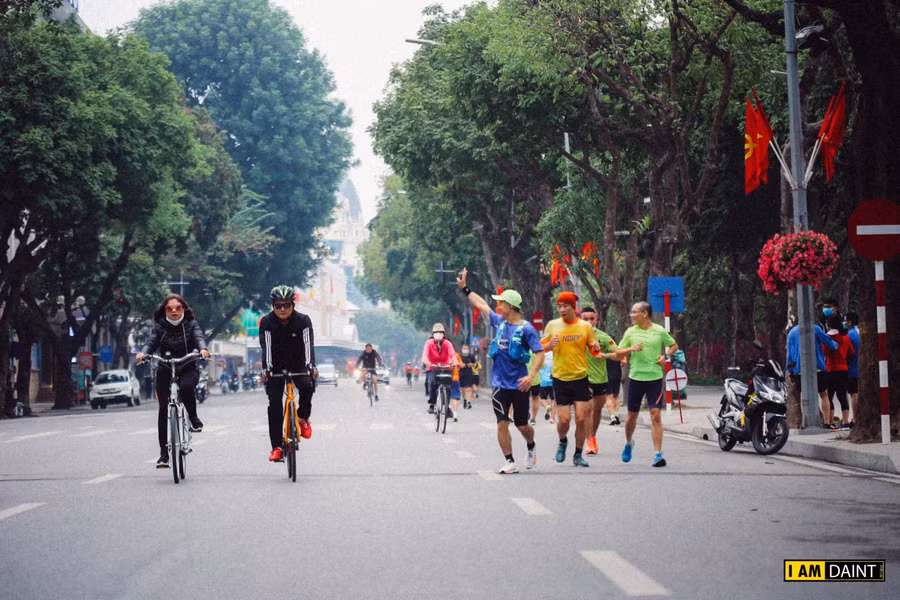 Trao nhau câu chúc mừng năm mới bất kể người quen hay người lạ.