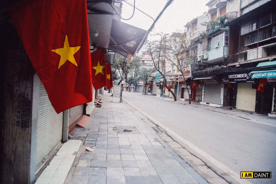 Hình ảnh vắng vẻ hiếm thấy trên các tuyến phố cổ trong sáng Mồng 1 Tết.