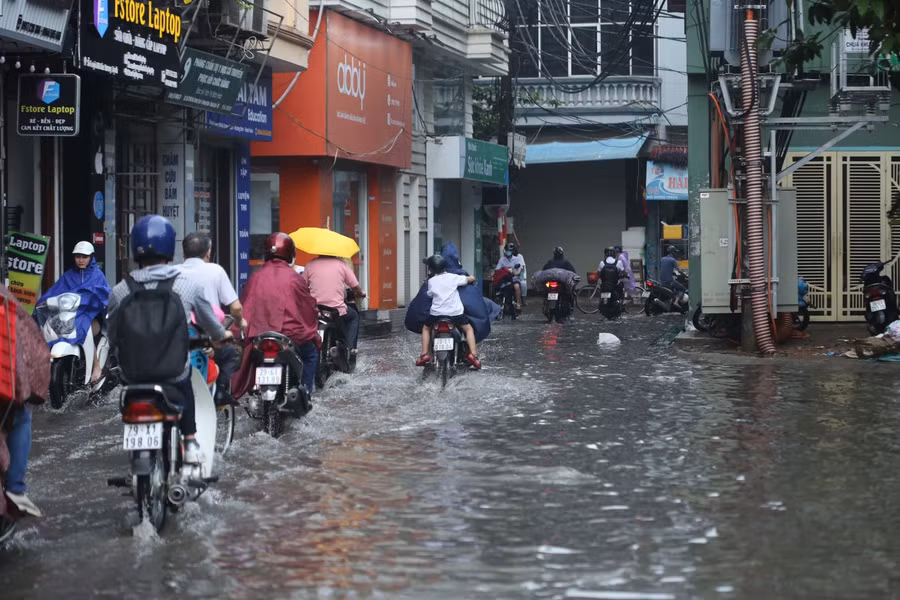 Ghi nhận tại tuyến phố Bùi Xương Trạch (Hà Nội), sau cơn mưa lớn kéo dài khoản 30 phút, tuyến đường đã có hiện tượng ngập úng.