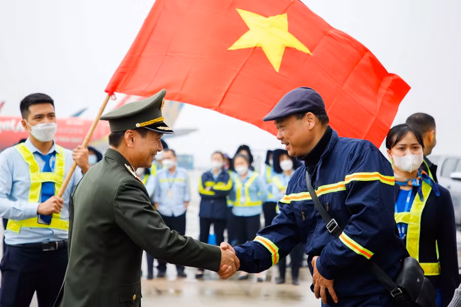 Trung tướng Lê Quốc Hùng bắt tay động viên cán bộ chiến sĩ trong đoàn.