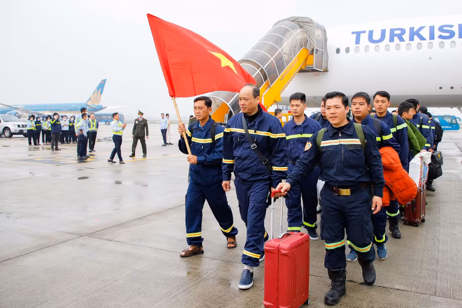 Đoàn cứu nạn, cứu hộ Bộ Công an Việt Nam trở về nước sau 9 ngày thực hiện nhiệm vụ tại Thổ Nhĩ Kỳ.