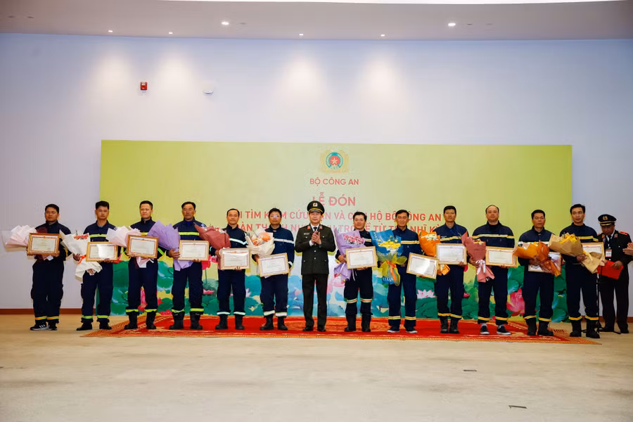 Trung tướng Lê Quốc Hùng, Ủy viên Trung ương Đảng, Thứ trưởng Bộ Công an trao Bằng khen của Bộ trưởng Bộ Công an cho cán bộ, chiến sĩ đội tìm kiếm cứu nạn và cứu hộ Bộ Công an trở về từ Thổ Nhĩ Kỳ.