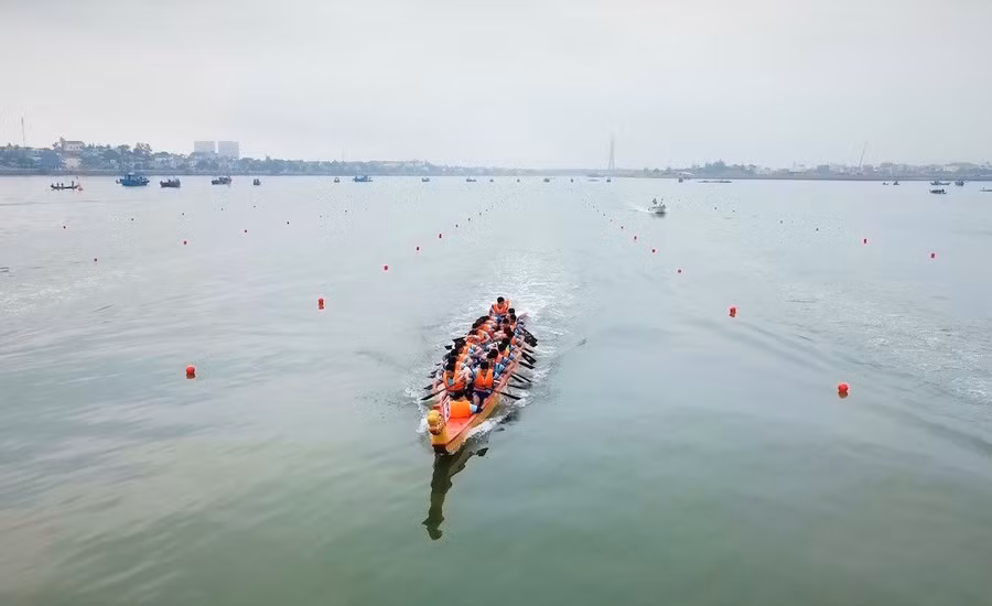 Giải đua thuyền truyền thống là cơ hội lớn để tỉnh Quảng Bình quảng bá tiềm năng du lịch. Giải đua thuyền truyền thống là cơ hội lớn để tỉnh Quảng Bình quảng bá tiềm năng du lịch.