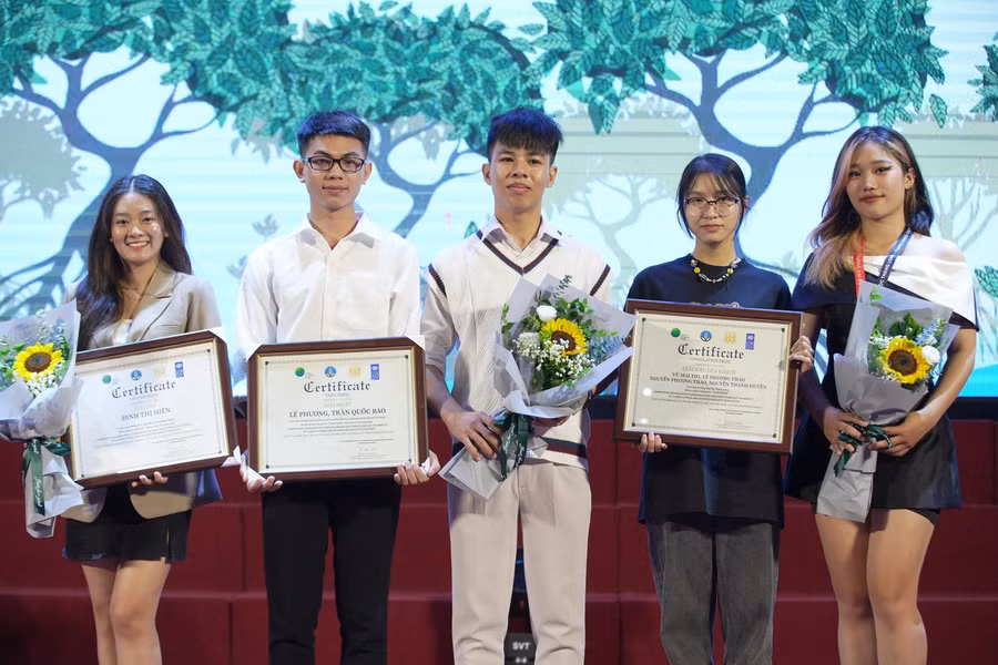 Các sinh viên đã xuất sắc đoạt giải tại cuộc thi.