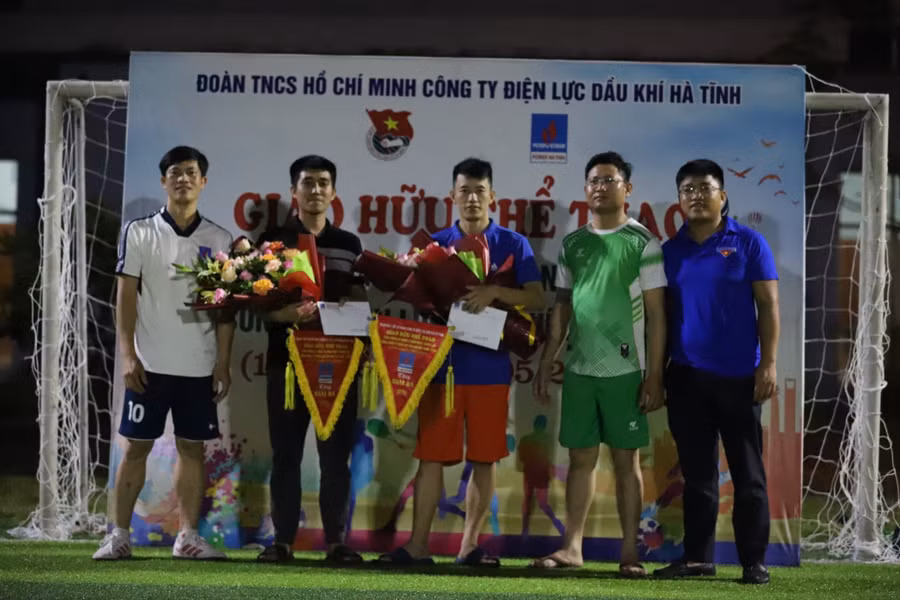 Ban tổ chức trao hoa, cờ lưu niệm cho các đội tham dự.
