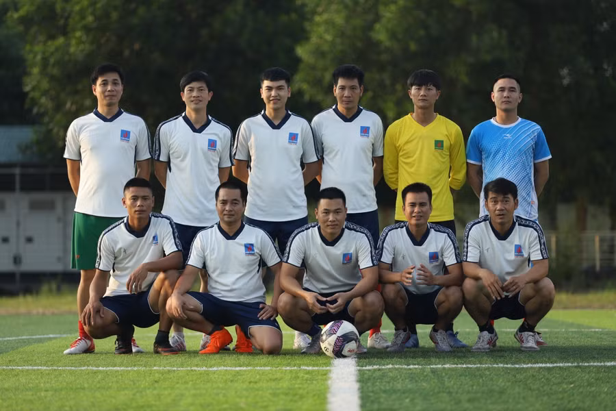 Giải bóng đá giao hữu có 6 đội tham gia.