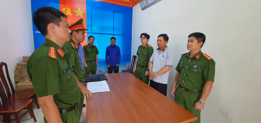 Nguyễn Khắc Hùng (thứ 2 từ phải qua), nguyên Chủ tịch Xã Ea Huar bị bắt tạm giam. (Ảnh: SĐ)